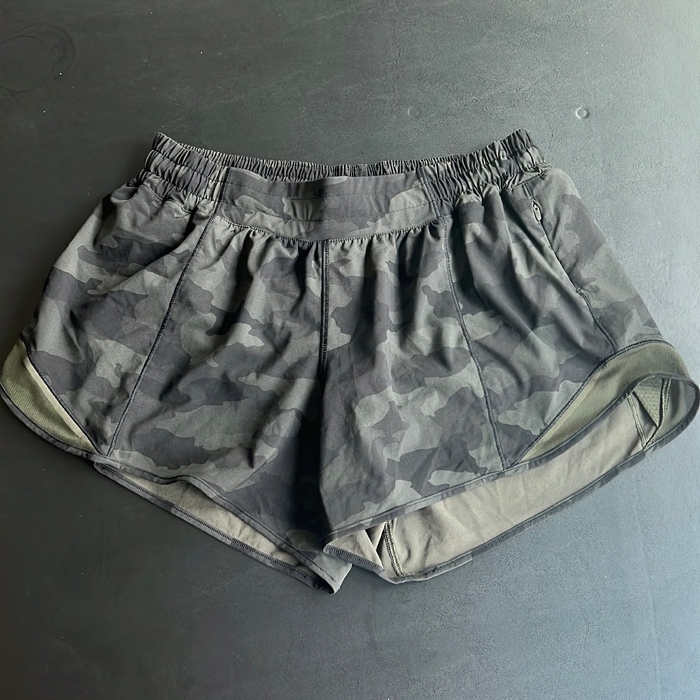 Lululemon LR Hotty Hot, 4” inseam, Size 10, Green Camo